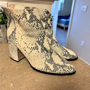 Steve Madden Women’s Boots- US size- 7.5. Snake Printed